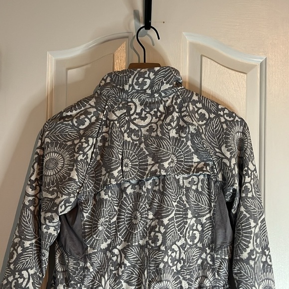 Lululemon | Travel To Track Jacket Beachy Floral White Fossil Athleisure Size 4 - Picture 12 of 16